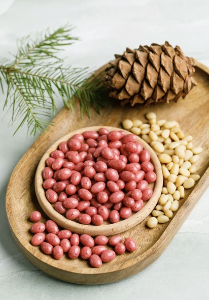 Ядро кедрового ореха в белом шоколаде с Брусникой