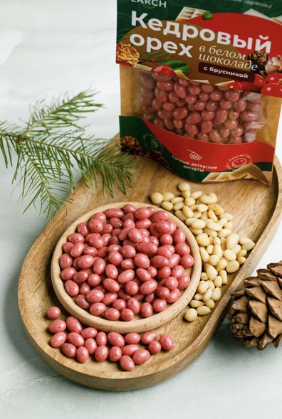 Ядро кедрового ореха в белом шоколаде с Брусникой